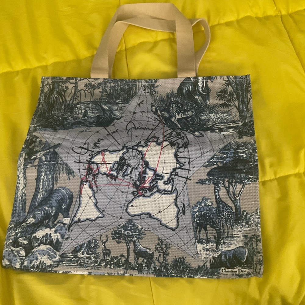 Dior Platinum 2025 : Around The World Straw Tote Beach Bag.  brand new not used